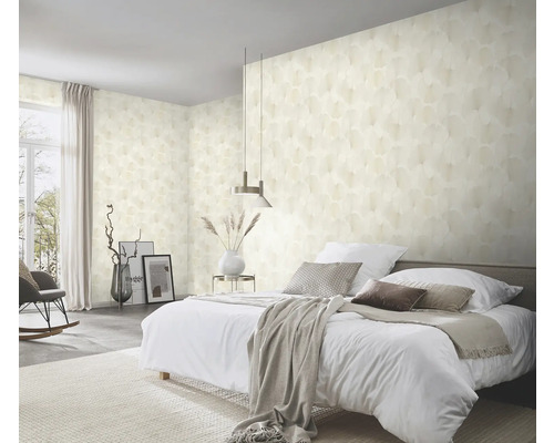 Slaapkamer met patroonbehang, bed, tapijt en decoraties