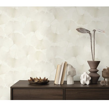 Decoratief interieur met een behang met bladerenmotief en een dressoir