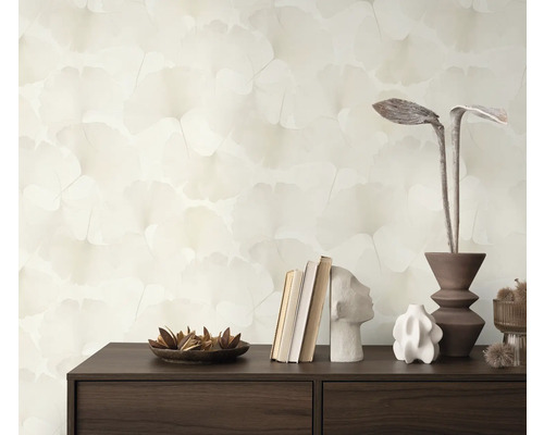 Decoratief interieur met een behang met bladerenmotief en een dressoir