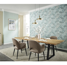 Eetkamer met houten tafel, stoelen, hanglampen en patroonbehang