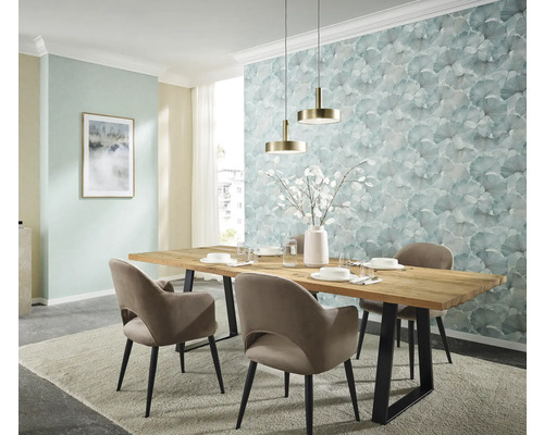 Eetkamer met houten tafel, stoelen, hanglampen en patroonbehang