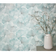 Wand met behang met ginkgo-bladeren en vaas met takken