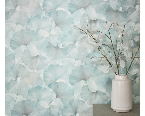 Wand met behang met ginkgo-bladeren en vaas met takken