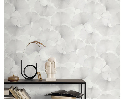 Decoratieve wand met behang met ginkgo-bladeren, boekenplank, vazen en sculpturen