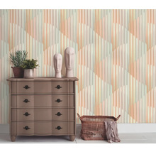 Kamerweergave met commode, decoratie en behang met patroon