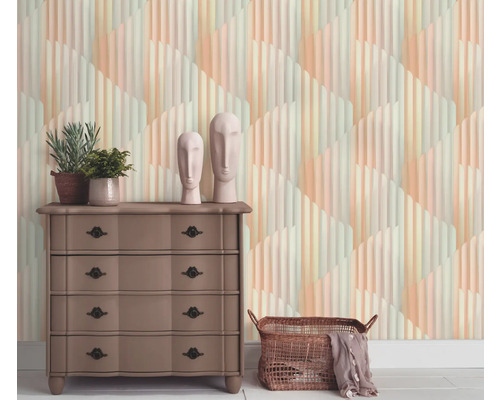 Kamerweergave met commode, decoratie en behang met patroon