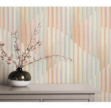 Lichtgekleurd gestreept behang in een kamer, decoratie met bloemen in vaas op ladekast
