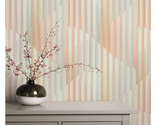 Lichtgekleurd gestreept behang in een kamer, decoratie met bloemen in vaas op ladekast