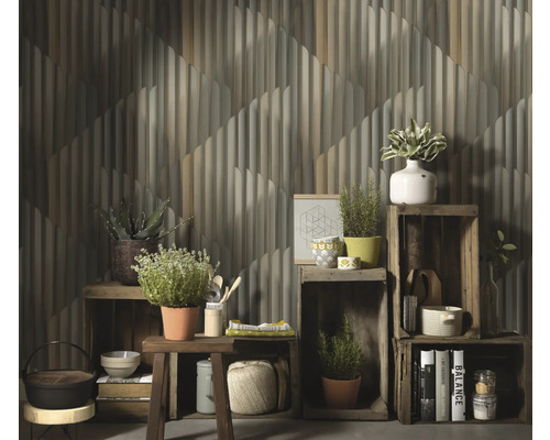 Decoratief interieur met wanddecoratie, planten en houten kisten