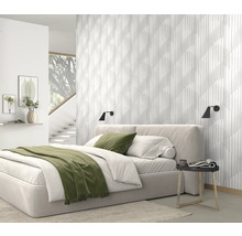 Slaapkamer met bed, nachtkastje en wandpanelen