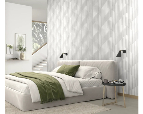 Slaapkamer met bed, nachtkastje en wandpanelen