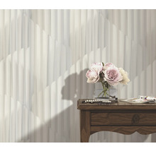 Decoratieve wand met bloemenvaas op dressoir.