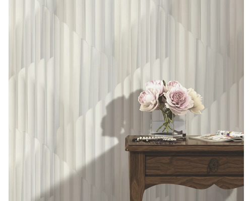 Decoratieve wand met bloemenvaas op dressoir.