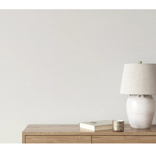 Decoratieve scène met tafellamp, boek en kandelaar op een houten meubel