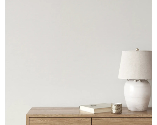 Decoratieve scène met tafellamp, boek en kandelaar op een houten meubel