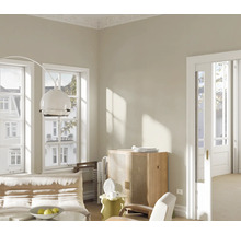 Lichte woonkamer met bank, kast en daglicht