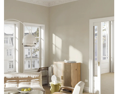 Lichte woonkamer met bank, kast en daglicht