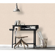 Werkkamer met bureau, bureaustoel, lamp en boekenmand