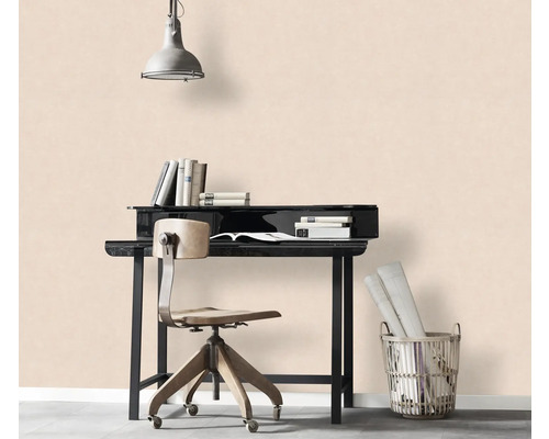 Werkkamer met bureau, bureaustoel, lamp en boekenmand