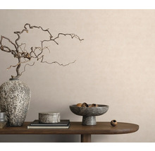 Decoratieve scène met een vaas, takken en decoratieve objecten op een houten tafel