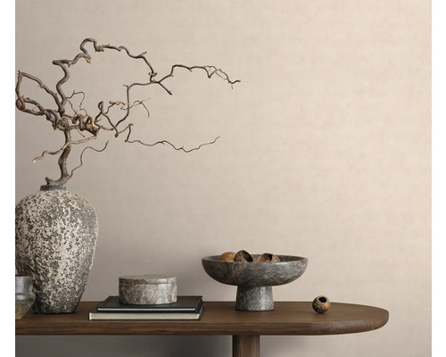 Decoratieve scène met een vaas, takken en decoratieve objecten op een houten tafel