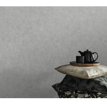 Grijs vliesbehang met theepot en kussens