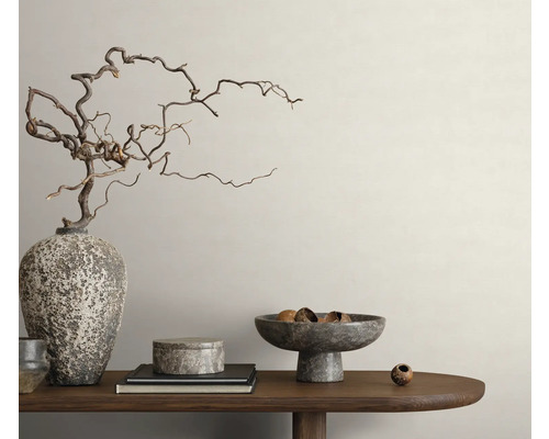 Decoratieve opstelling met vaas, takken, schalen en boeken op een houten tafel