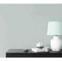 Decoratieve scène met lamp, theelichthouder en stenen op een dressoir