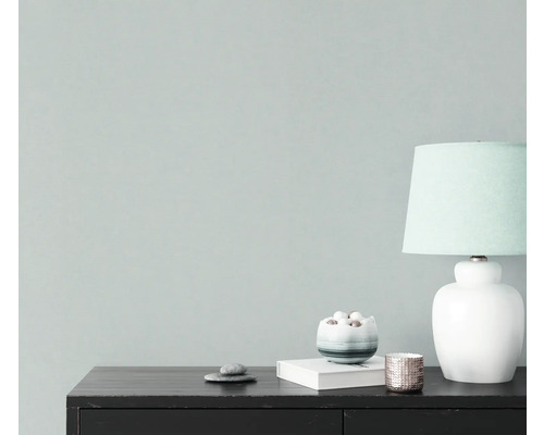 Decoratieve scène met lamp, theelichthouder en stenen op een dressoir