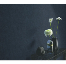 Decoratieve vazen met bloemen op een tafel voor een muur