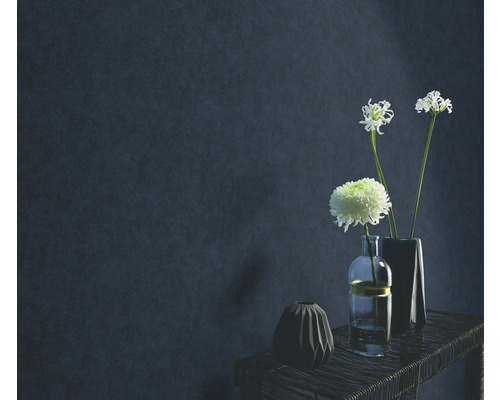 Decoratieve vazen met bloemen op een tafel voor een muur