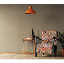 Decoratieve woonkamer met patroonbehang, fauteuil, tafel en lamp