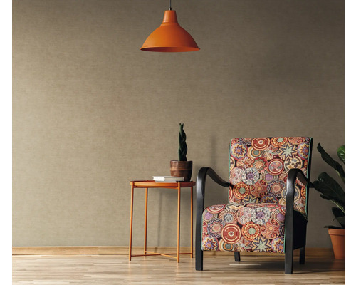 Decoratieve woonkamer met patroonbehang, fauteuil, tafel en lamp