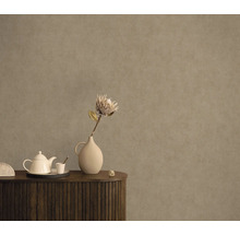 Decoratief interieur met bloemenvaas en theepot op een houten kast voor een gestructureerde wand