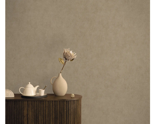 Decoratief interieur met bloemenvaas en theepot op een houten kast voor een gestructureerde wand