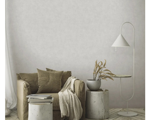 Woonkamer met fauteuil, bijzettafel, staande lamp en decoratie