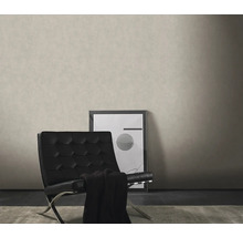 Woonkamer scène met fauteuil, deken en ingelijste foto