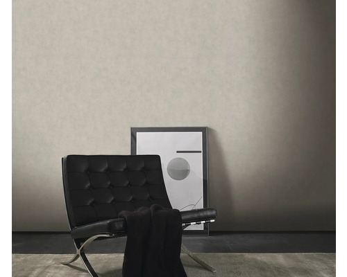 Woonkamer scène met fauteuil, deken en ingelijste foto