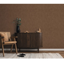 Woonkamer met bruin wandbehang, houten stoel, kast en tapijt voor een gezellige sfeer