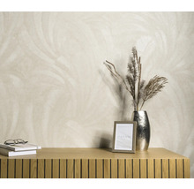 Lichtgekleurd behang met plantmotief, boeken, bril, fotolijst en vaas op een houten kast