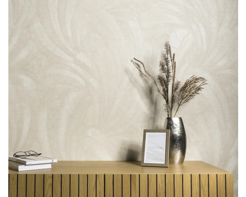 Lichtgekleurd behang met plantmotief, boeken, bril, fotolijst en vaas op een houten kast