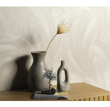 Decoratief behang met verenmotief, gecombineerd met vazen en decoratie op een tafel.