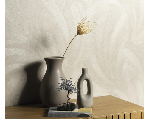 Decoratief behang met verenmotief, gecombineerd met vazen en decoratie op een tafel.