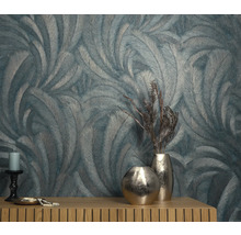 Decoratieve wand met veren behangpatroon, versierd met vazen en kaarsen