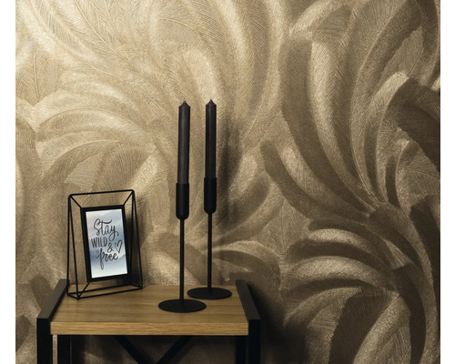 Close-up van een muur met verenbehangmotief, een kandelaar en een fotolijst op een houten tafel