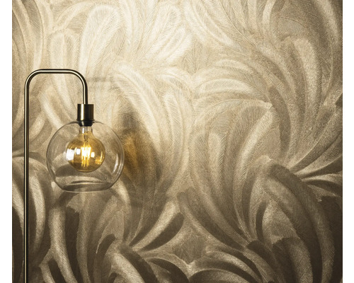 Close-up van een behang met verenmotief naast een vloerlamp met een lamp in een glazen bol