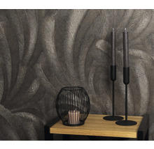 Decoratieve scène met verenbehang, kandelaars en windlicht