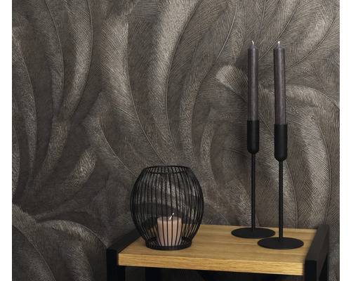 Decoratieve scène met verenbehang, kandelaars en windlicht