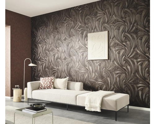 Woonkamer met bank en behang met patroon