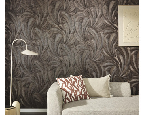 Decoratieve woonkamer met patroonbehang, bank en staande lamp.